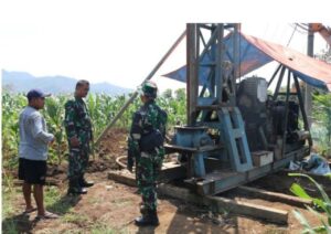 Satgas 0809/Kediri Buat Sumur Bor Penuhi Kebutuhan Air Warga Pagung