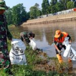 Perbatasan Selatan Bantaran Sungai Ciliwung Cawang Jadi Sasaran Karya Bakti Koramil Kramatjati