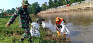 Perbatasan Selatan Bantaran Sungai Ciliwung Cawang Jadi Sasaran Karya Bakti Koramil Kramatjati