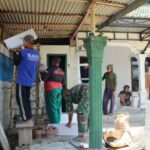 Agar Lebih Khusyuk Beribadah, Satgas TMMD ke 122 Kodim 0809/Kediri juga Renovasi Musholla
