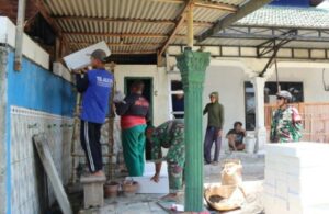 Agar Lebih Khusyuk Beribadah, Satgas TMMD ke 122 Kodim 0809/Kediri juga Renovasi Musholla