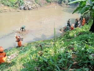 Bersatu dengan Alam, Koramil 03/Pasar Rebo, Giat Bersih-bersih Sungai Ciliwung
