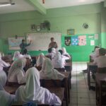 Kanit Binmas Polsek Metro Gambir Melaksanakan Penyuluhan dan Deklarasi Gerakan Anti Tawuran di SMP PGRI 32 Jakarta