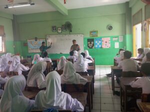 Kanit Binmas Polsek Metro Gambir Melaksanakan Penyuluhan dan Deklarasi Gerakan Anti Tawuran di SMP PGRI 32 Jakarta
