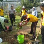 Penanaman Bibit Pohon Buah di Taman Helonix Pasar Rebo, Wujud Kepedulian Terhadap Lingkungan