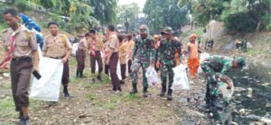 Puncak Karya Bhakti Massal, Dalam Rangka HUT Ke 79 TNI, Kodim 0505/JT Bersih-bersih Sungai Ciliwung