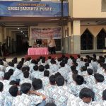 Kasubnit Bintibsos Unit Binmas Polsek Metro Gambir Melaksanakan Penyuluhan Anti Tawuran di SMK JP 01 Jakarta