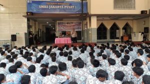 Kasubnit Bintibsos Unit Binmas Polsek Metro Gambir Melaksanakan Penyuluhan Anti Tawuran di SMK JP 01 Jakarta