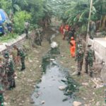 Koramil Duren Sawit Bersama Warga Dan Petugas PPSU Melaksanakan Karya Bhakti Bersih-Bersih