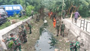 Koramil Duren Sawit Bersama Warga Dan Petugas PPSU Melaksanakan Karya Bhakti Bersih-Bersih