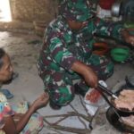 Cengkerama Prajurit Satgas TNI dan Warga Membuat Suasana Riang Gembira di Kediri