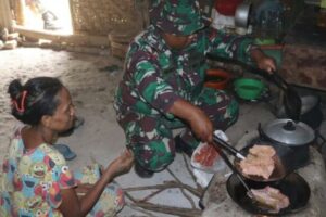 Cengkerama Prajurit Satgas TNI dan Warga Membuat Suasana Riang Gembira di Kediri