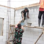 Satgas TMMD ke-122 Ringankan Beban Warga, Bantu Pengerjaan Plester Dinding Rutilahu
