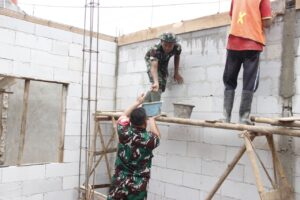 Satgas TMMD ke-122 Ringankan Beban Warga, Bantu Pengerjaan Plester Dinding Rutilahu