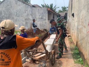 Lanjutkan Pemasangan U-ditc Saluran Air, TMMD 122 Berikan Solusi Kepada Warga