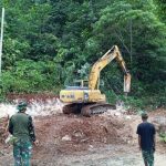 Tembus Medan Terjal Satgas TMMD Ke-122 Kodim 1805/Raja Ampat Coba Selesaikan Pekerjaan Jalan