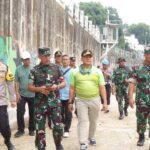 Bersatu Dengan Alam, Dandim 0505/Jakarta Timur Pimpin Karya Bhakti Bersih-Bersih Ciliwung