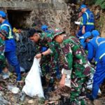 HUT Ke 79 TNI, Koramil 02/Matraman Bersih-Bersih Sungai Ciliwung