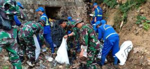 HUT Ke 79 TNI, Koramil 02/Matraman Bersih-Bersih Sungai Ciliwung