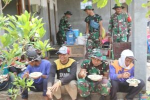 Ciptakan Harmonisasi, Satgas TMMD 122 Kodim 0809/Kediri Makan Siang Bersama Warga