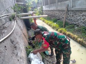 Bersih-bersih Fasum, Koramil Pulogadung Karya Bakti Bersama Warga, PPSU dan Mitra