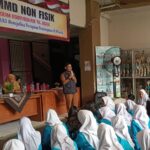 Tanamkan Perilaku Hidup Bersih dan Sehat kepada Siswa SMPN 39, Tim Satgas TMMD Lakukan Penyuluhan Non Fisik