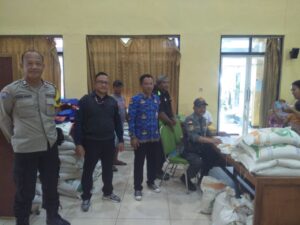 Bantuan Pangan Cadangan Beras Cair, 1.250 Warga Ngronggo terima Beras 10 Kg