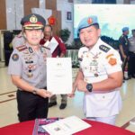 Dirreskrimsus, Kabidhumas, dan Kabidkum Polda Metro Jaya Terima Brevet Setia Waspada dari Danpaspampres
