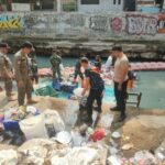 Sinergitas Tiga Pilar: Karya Bhakti HUT TNI ke-79 Pembersihan Anak Kali Sentiong