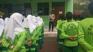 Kanit Binmas Polsek Metro Gambir Melaksanakan Penyuluhan dan Deklarasi Gerakan Anti Tawuran di SMP PGRI 32 pagi Jakarta