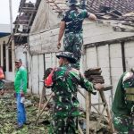 Babinsa Koramil Kedungadem Bojonegoro, bantu Benahi Rumah Warga Korban Angin Kencang