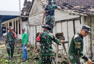 Babinsa Koramil Kedungadem Bojonegoro, bantu Benahi Rumah Warga Korban Angin Kencang