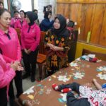 Ketua Umum Bhayangkari Kunjungi Aiptu Heri dan Anaknya yang Terbaring Sakit