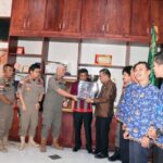 PB PON Serahkan Miniatur Tungku Obor dan Lentera PON XXI Aceh -Sumut 2024 kepada Pemkab Toba