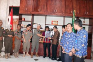PB PON Serahkan Miniatur Tungku Obor dan Lentera PON XXI Aceh -Sumut 2024 kepada Pemkab Toba