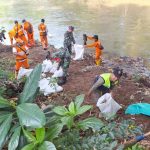 Koramil Pasar Rebo Bersama Warga Dibantu Petugas PPSU Melaksanakan Giat Karya Bhakti