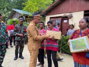 Tim Wasev TMMD Sterad Turut Serta Serahkan Sejumlah Bantuan Untuk Warga Kampung Saporkren