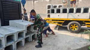 Selesaikan Pengerjaan Drainase, Tim Satgas TMMD ke-122 Terus Lengkapi Bahan Baku U-Ditch