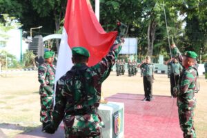Pimpin Upacara Bendera Tujuh Belasan, Kasdim 0827/Sumenep Bacakan Amanat Panglima TNI