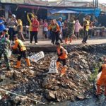 Jumat Bersih, Koramil Cakung Bersama Forkopimcam Giat Karya Bhakti Bersihkan Kali Malang