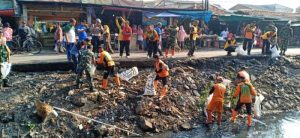 Jumat Bersih, Koramil Cakung Bersama Forkopimcam Giat Karya Bhakti Bersihkan Kali Malang