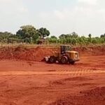 Aktivitas Pemerataan Tanah Merah di Koro Merakurak, Bermanfaat Bagi Petani