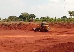 Aktivitas Pemerataan Tanah Merah di Koro Merakurak, Bermanfaat Bagi Petani