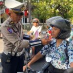 Ops Zebra Semeru 2024, Satlantas Polres Lamongan Sosialisasikan Membagikan Brosur Kepada Penguna Jalan