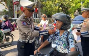 Ops Zebra Semeru 2024, Satlantas Polres Lamongan Sosialisasikan Membagikan Brosur Kepada Penguna Jalan