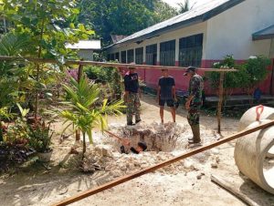 Berselimutkan Terik, Satgas TMMD Ke-122 Kodim 1805/Raja Ampat Melanjutkan Penggalian Sumur Gali