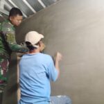 Bukan Hanya Jago Perang, Satgas TMMD 122 Kodim 0507/Bekasi Juga Bantu Plester Rumah Warga