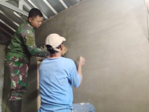 Bukan Hanya Jago Perang, Satgas TMMD 122 Kodim 0507/Bekasi Juga Bantu Plester Rumah Warga