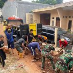 Kompak Bersama Warga, Satgas TMMD 122 Gotong Royong Bersihkan Sisa Galian Drainase di Jalan Bada