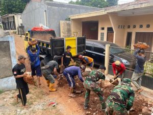 Kompak Bersama Warga, Satgas TMMD 122 Gotong Royong Bersihkan Sisa Galian Drainase di Jalan Bada